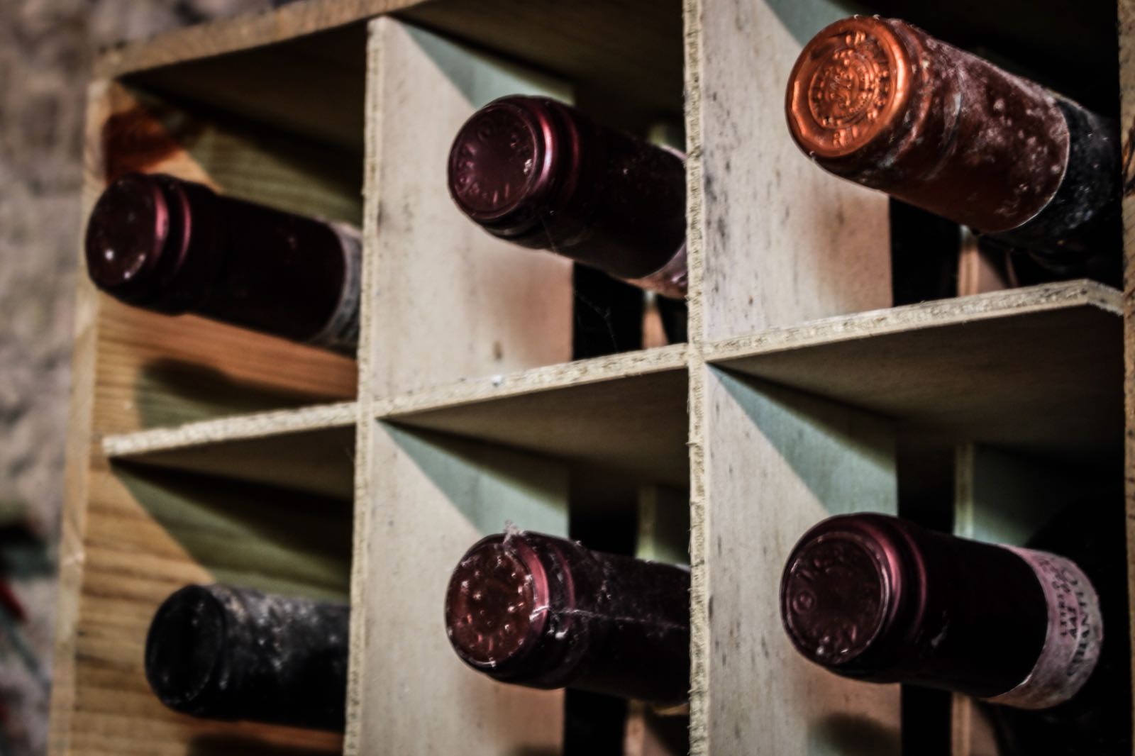 ampia carta di vini con le migliori produzioni locali